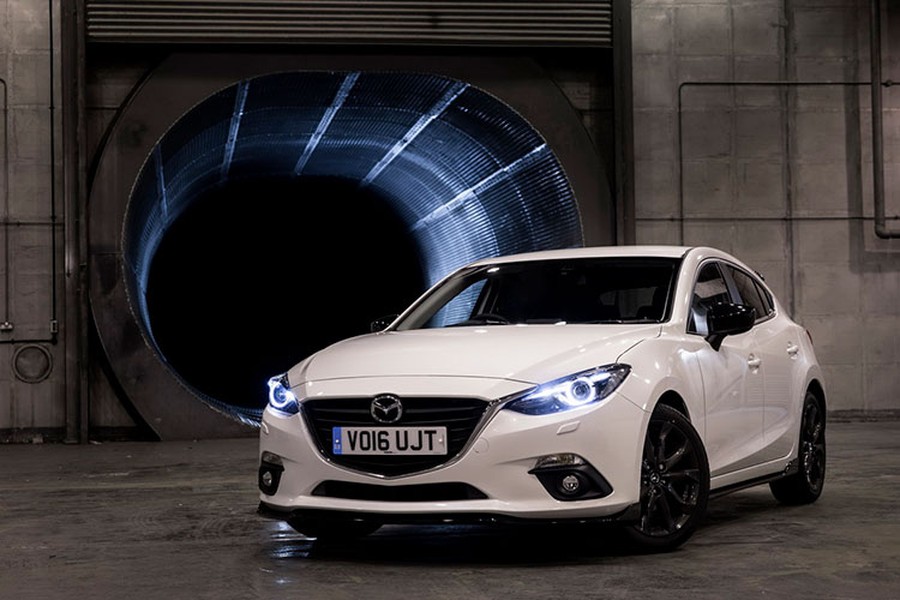  Mazda3 Sport Special Edition là phiên bản đặc biệt hoàn toàn mới, nó sở hữu hai màu ngoại thất là đỏ kim loại (Soul Red Metallic) và trắng ngọc trai (Snowflake White Pearlescen). Mẫu xe này vừa được hãng xe Nhật Bản tăng cường thêm cho Mazda3 hatchback 2016.